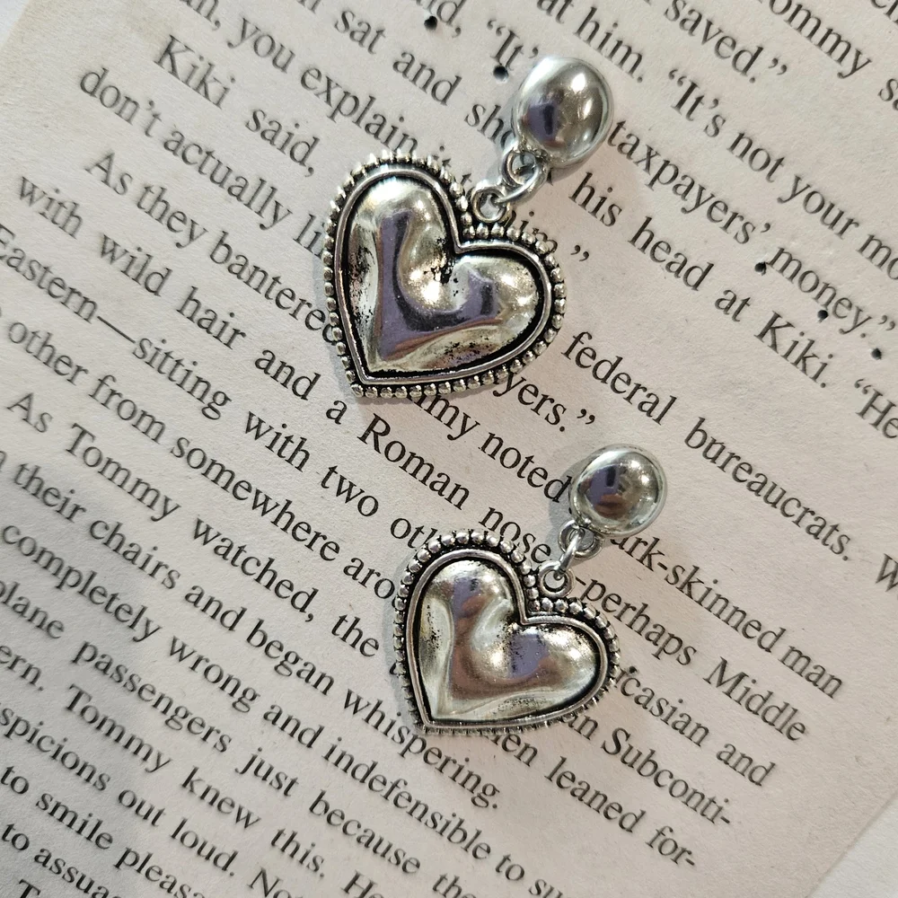Chic Silver Heart Dangle Earrings - Picture 5 of 6
